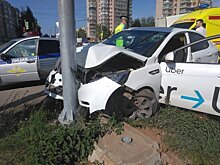 На выезде из Кирова в ДТП попала машина такси