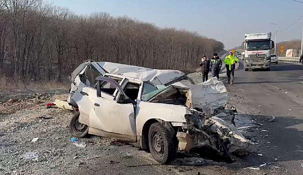В Приморье на видео попало, как фура протаранила Nissan