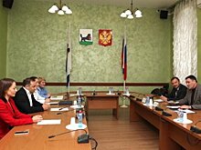 Перспективы развития иркутского спорта обсудили мэр города Руслан Болотов и представители федерации кёрлинга России