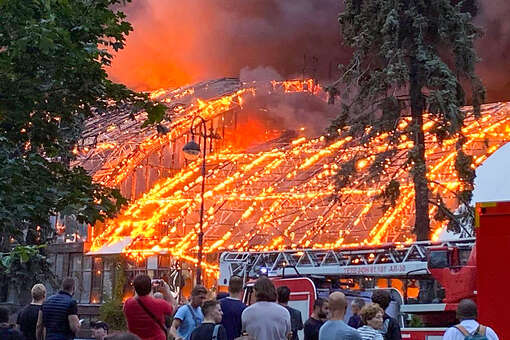 МЧС: пожар в фитнес-центре в Петербурге локализовали на площади 800 кв. м