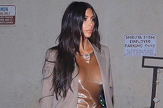 В сети раскритиковали прозрачное платье Ким Кардашьян: «Это самая глупая вещь, которую я когда-либо видела»