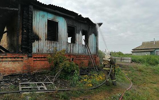 Женщина и трое ее детей погибли при пожаре в Курской области