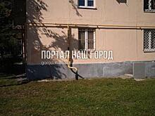 Коммунальщики очистили фасад дома в 1-м Саратовском проезде