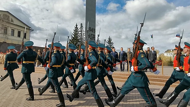 Слава предкам, память потомкам: замминистра обороны Картаполов возложил цветы к Вечному огню в Тюмени