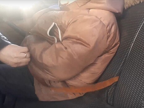 В Твери водитель легковушки придумал свой способ пристегивания ребенка в машине – брючный ремень