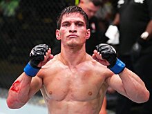 Евлоев признался, что уязвим к гильотине: «Часто попадаюсь на этот прием, у меня шея длинная»