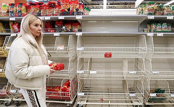 Россияне в панике сметают продовольствие в ожидании дефицита