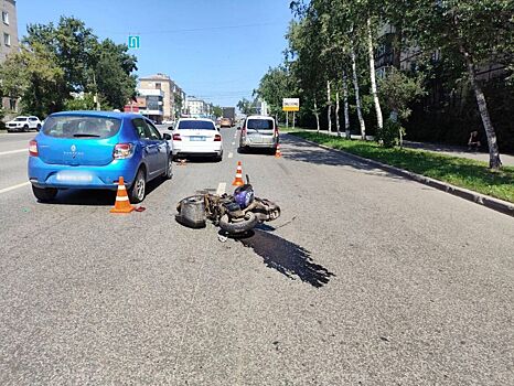 Водитель мопеда врезался в два автомобиля на улице Удмуртской в Ижевске