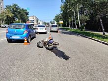 Водитель мопеда врезался в два автомобиля на улице Удмуртской в Ижевске