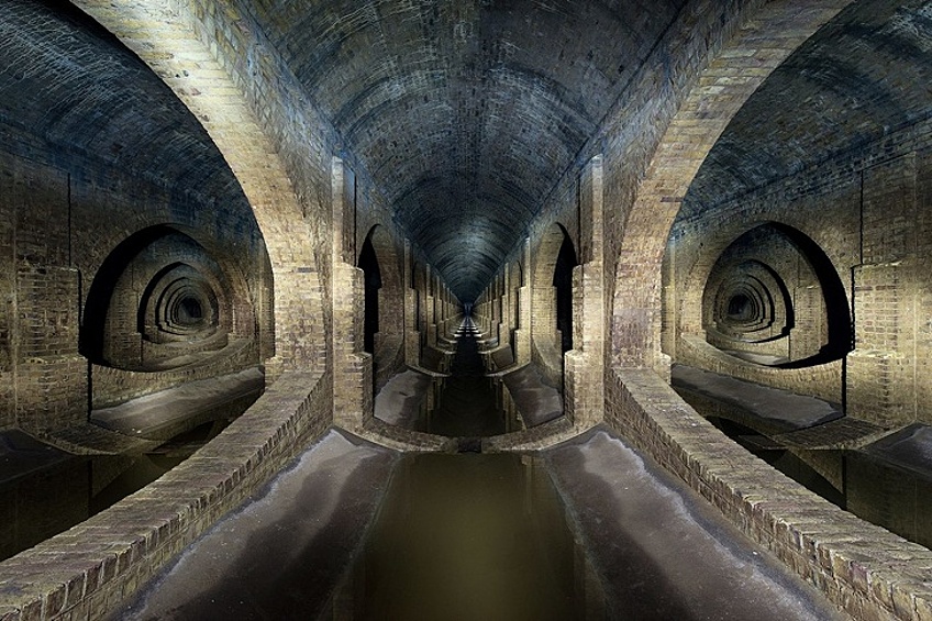 Старый подземный резервуар Викторианской эпохи в Лондоне. Используется для предотвращения наводнений в городе.