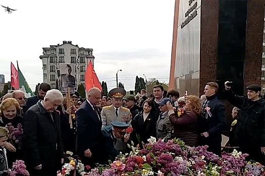 Жители Кишинева возложили горы цветов к мемориальному комплексу "Вечность"