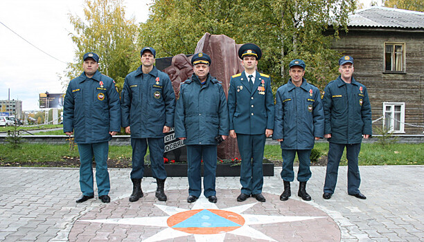 В Петрозаводске наградили пожарных, которые спасли 17 человек
