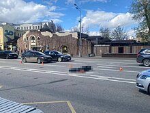 Два автомобиля друг за другом сбили пенсионерку в центре Москвы