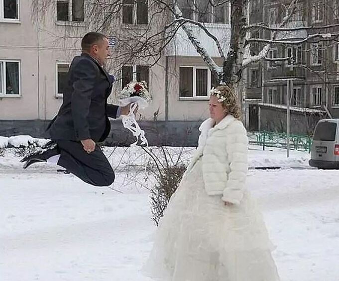 Невероятно, но этот жених решил подарить букет своей возлюбленной совершенно неожиданным образом. Он подлетел к ней в прыжке, счастливый и сияющий. Только вот невеста не особо впечатлена таким появлением.  
