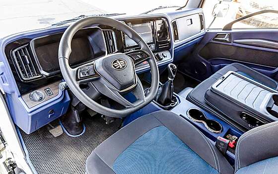 Сиденье с подвеской, два матраса в кабине: как едет «китаец» за 8 млн рублей