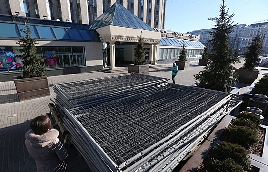 На Пушкинской площади начинается снос "Пирамиды"