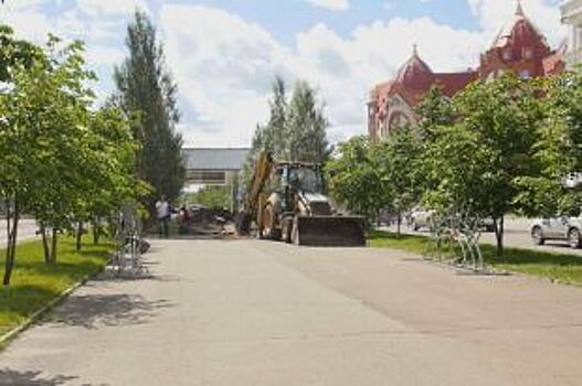 В Барнауле начали благоустраивать аллею по проспекту Ленина