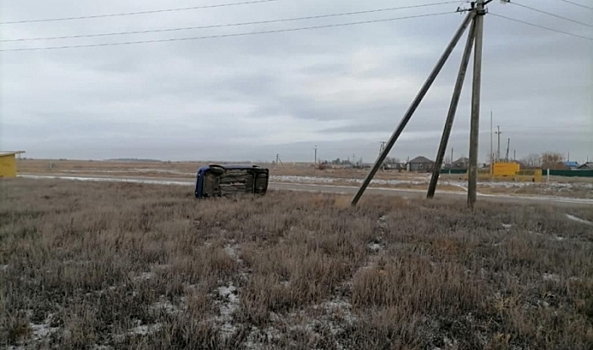 Трое пассажиров и водитель опрокинувшегося ВАЗа пострадали под Волгоградом
