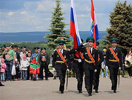 В День пограничника "Бессмертная застава" прошла по площади Славы