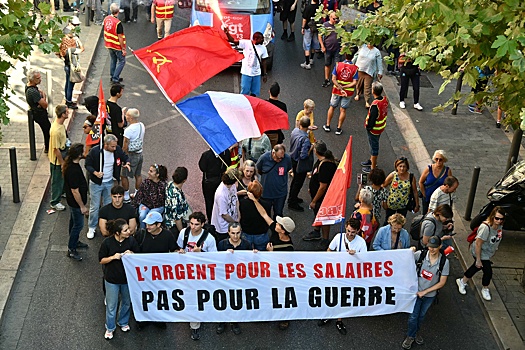 Более 175 тысяч французов вышли на улицы городов под лозунгом "Блокируем все"