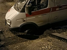 Костромская скорая помощь застряла в метровой яме во время вызова
