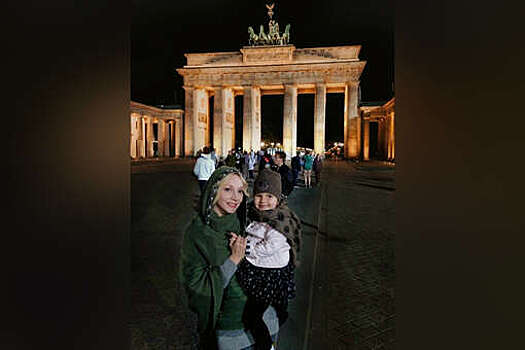 Певица Кристина Орбакайте опубликовала фото дочери с разницей в 12 лет