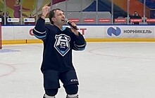 Хоккеист Анисин спел «Дым сигарет с ментолом» после матча