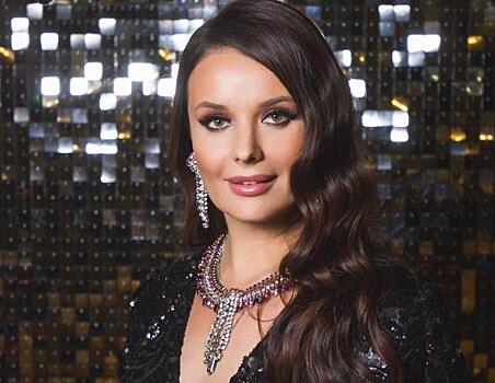 «Очень эффектно»: Федорова в пышном платье с перьями отметилась на балу со звездой «Игры престолов»