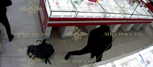 Полицейские задержали двоих подозреваемых в ограблении ювелирного магазина в городе Фрязино