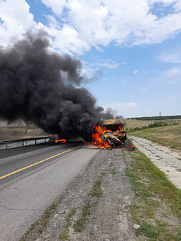 Лопнуло колесо, пробил отбойник и загорелся на встречке: на Дону мужчина чудом уцелел в ДТП