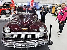 Даже диваны есть: В Москве показали машину-корабль и другие необычные экземпляры