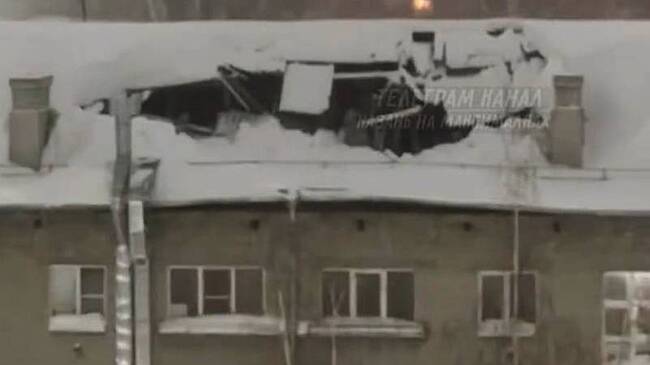 В российском городе от снега рухнула крыша не чищенного с прошлого года дома