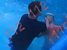 СК: в Москве задержали тренера, учившего плавать мальчика с инвалидностью