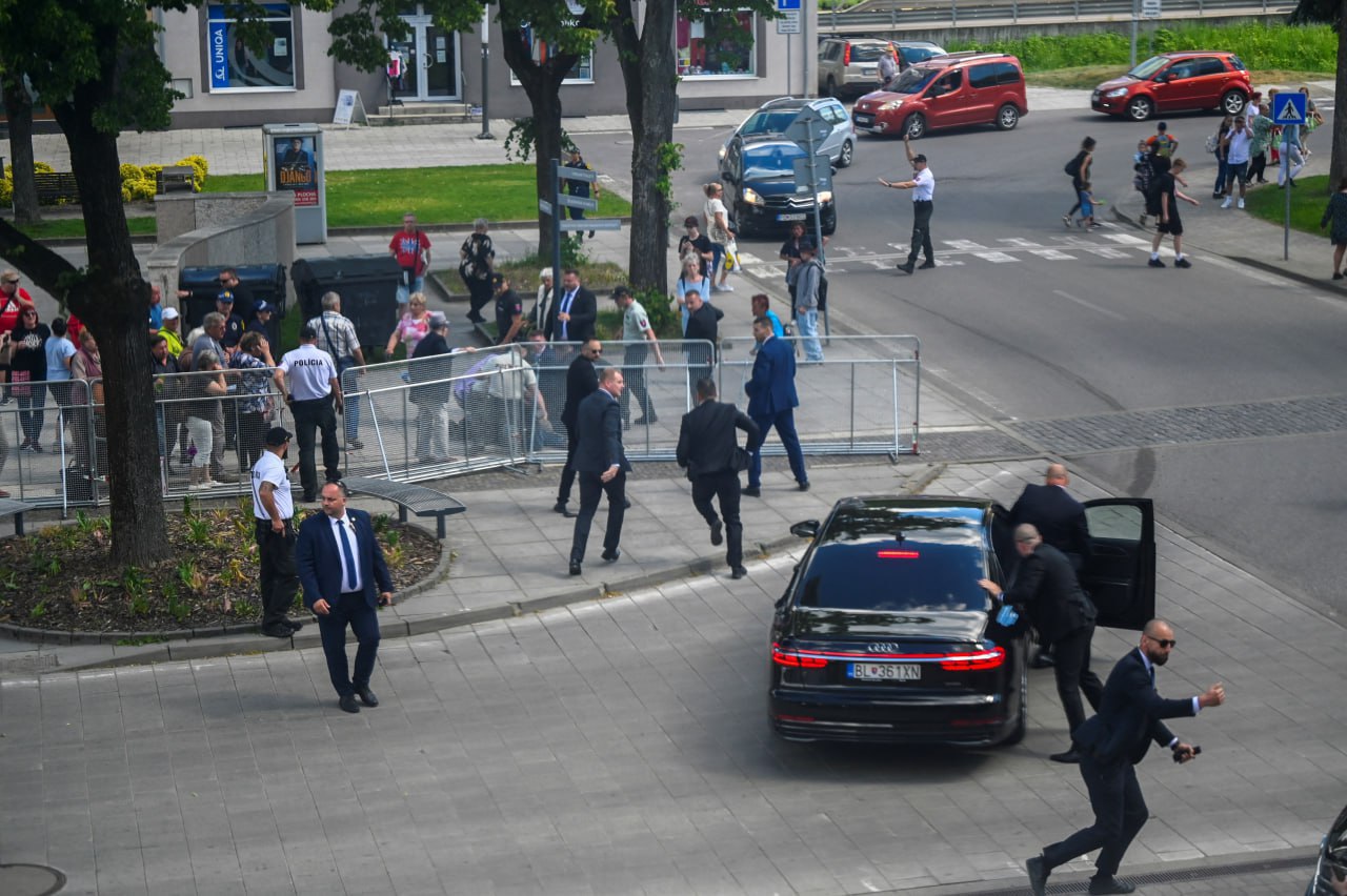 Экс-шеф протокола Кремля назвал покушение на Фицо «проколом охраны»