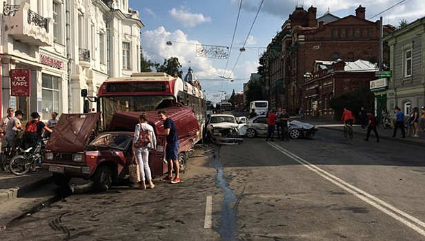 Четыре легковушки и троллейбус: массовое ДТП в Томске попало на видео