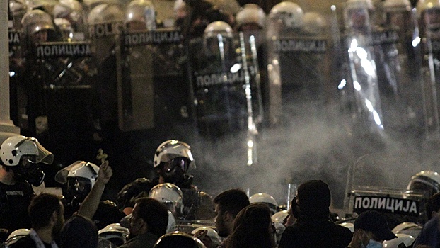Полиция применила щиты и дубинки против протестующих в Белграде