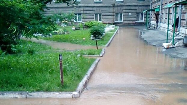 На Промышленной прорвало трубу: грязная вода залила двор и полилась в подъезд