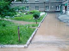 На Промышленной прорвало трубу: грязная вода залила двор и полилась в подъезд