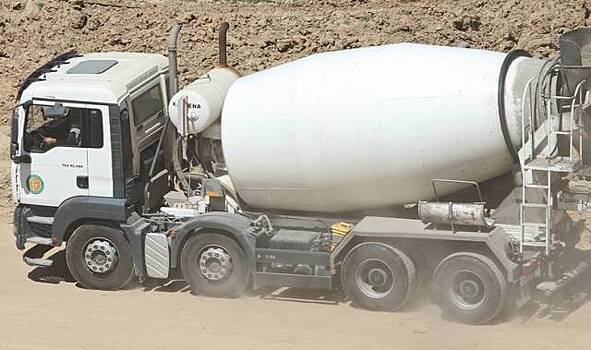 Бетономешалка рухнула в Водоотводный канал в Москве