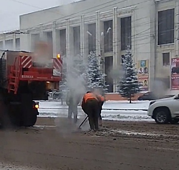 Главное, вовремя начать: в Ярославле дорожники ремонтируют площадь в снег