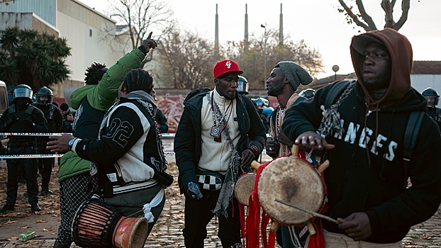 Полиция с боями выселила мигрантов из заброшенного колледжа в Испании