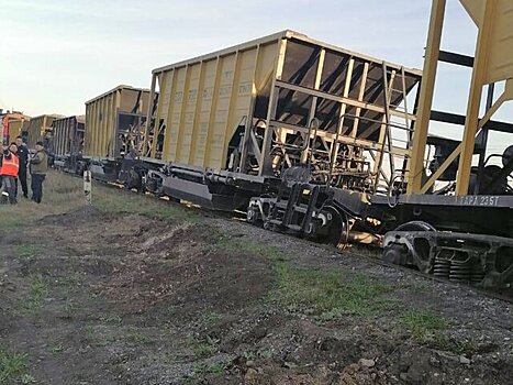 Поезд сошел с рельсов на Урале