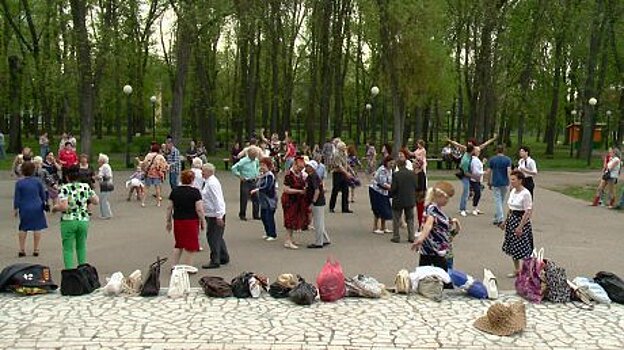 В Комсомольском парке открыли сезон танцев под открытым небом