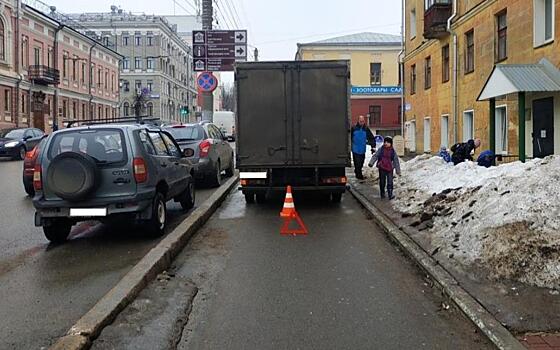 В Кирове грузовик сбил 19-летнюю девушку