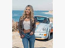 «Самая сексуальная автогонщица в мире» показала фигуру в коротком корсете