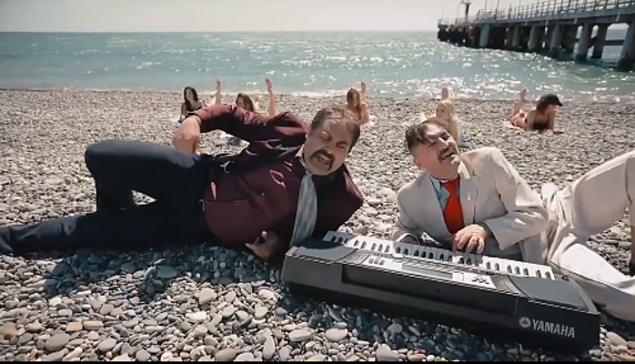 Қызметшімен жыныстық қатынас туралы бейнені қараңыз