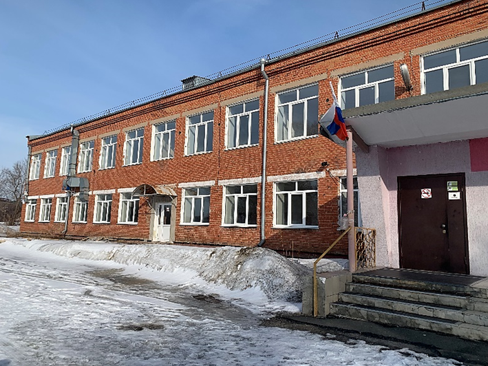 Кемеровские власти собрались через год отремонтировать ставшую хостелом для мигрантов школу