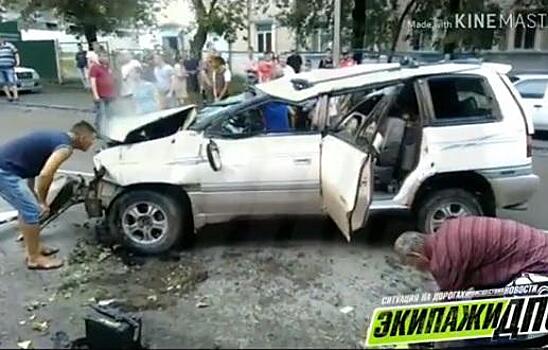 В Приморье в ДТП пострадали три автомобиля и дерево