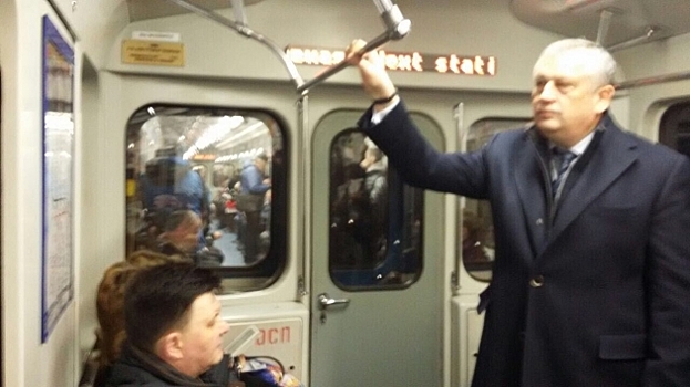 "В знак солидарности": Губернатор Ленобласти поехал на работу на метро