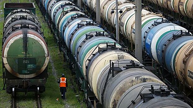 Эксперт оценил идею хранения нефти в железнодорожных цистернах